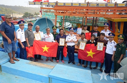 Vietnam Coast Guard leader pays pre-Tet visits to troops and people in Tho Chau special zone